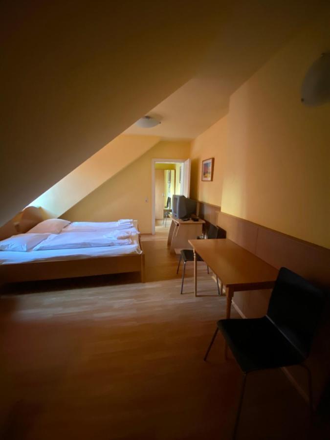 Appartement Pension 700M Zum Ring Вена Экстерьер фото